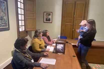 Una veïna votant a la consulta popular, ahir a l’ajuntament de la Pobla de Segur.