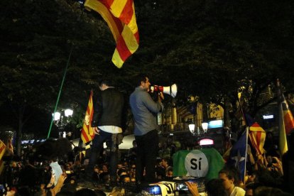 Jordi Sànchez i Jordi Cuixart, a sobre del vehicle de la Guàrdia Civil el 20 de setembre del 2017.