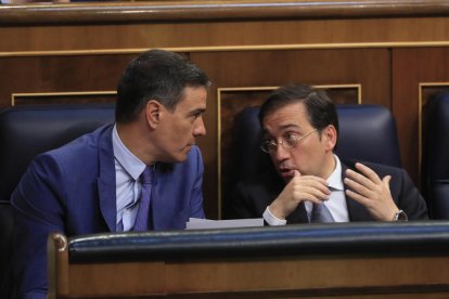 Pedro Sánchez y José Manuel Albares, en una imagen de archivo.