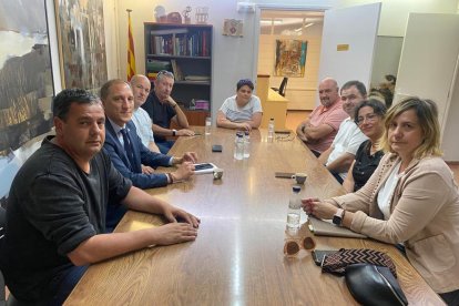 La reunió d’alcaldes i cooperatives amb el subdelegat.