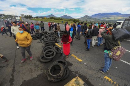 Indígenas ecuatorianos preparan una barricada en una carretera.