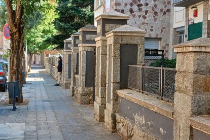 La vorera del carrer on es troba l’institut Joan Brudieu.