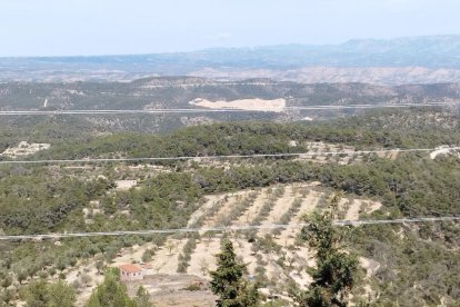 El vertedero de Riba-roja se puede ver desde el mirador junto a la ermita de Sant Joan de Almaret.