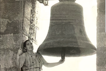 Julia Bonales, a la torre del campanar. Va donar els tocs de les cerimònies i actes religiosos durant sis anys.