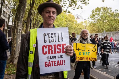 Un manifestant durant la protesta que es va dur a terme a París.