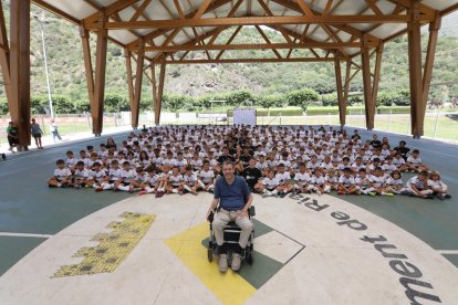 Juan Carlos Unzué, que llegó a la charla directamente desde Pamplona, con niños y técnicos del campus a su espalda.