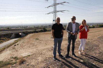 Els edils Sellés, Larrosa i Iglesias, ahir de visita a Magraners.