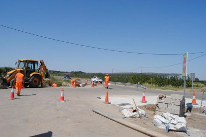 Milloren una intersecció a Mollerussa - La Generalitat porta a terme una millora d’intersecció a Mollerussa, a la carretera LV-2001 a Torregrossa, a l’encreuament del camí de Fondarella de Miralcamp. Es tracta d’ampliar l’encreuament, mi ...