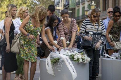 Familiars i pròxims a les víctimes de l'atemptat del 17 A el 2017 participen en l'acte institucional a Barcelona.