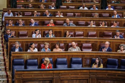 El Congrés va obrir ahir el curs amb el termòstat a 27 graus i els diputats, amb vanos i sense corbata.