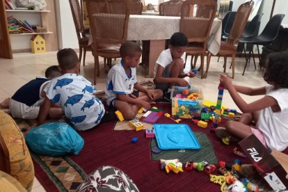 Niños saharauis jugando en el piso social gestionado por Lleida pels Refugiats. A la derecha, participando en el Campus Esportiu Xavi Estrada.