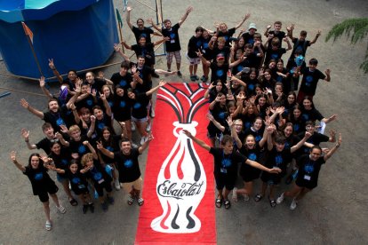 Foto de familia de los cerca de setenta jóvenes voluntarios que ayudan en la organización del festival.