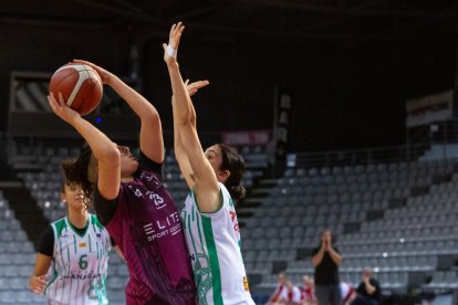 Silvia Lafuente intenta llançar davant d’una jugadora d’El Olivar.