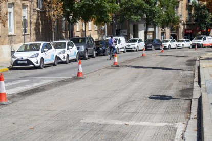 Obres al paviment del carril de baixada del carrer Salmeron.