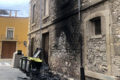 Contenedores quemados en la calle Ramon Llull de Tàrrega.