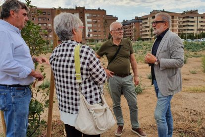 Larrosa, con otros ediles del PSC, en el parque de Alcalde Pujol.