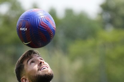 Íñigo Martínez, dando toques durante su presentación oficial.