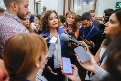 La ministra d'Hisenda, María Jesús Montero, es dirigeix a mitjans de comunicació als passadissos del Congrés on se celebra la sessió de control aquest dimecres.