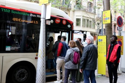 Usuaris esperen pujar al bus a Barcelona.