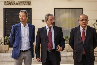 El ex-torero Vicente Barrera; el candidato de Vox a la Presidencia de la Generalitat Valenciana, Carlos Flores, y el diputado en el Congreso y presidente de Vox Valencia, Ignacio Gil Lázaro, a su llegada a una reunión.