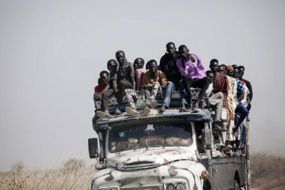 Imagen del pasado mes de mayo de ciudadanos sudaneses huyendo del conflicto.