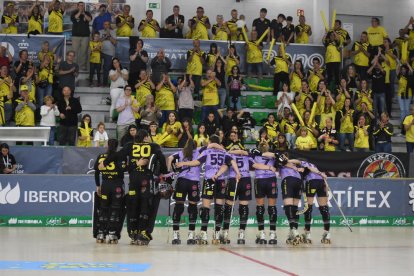 Les jugadores del Vila-sana saluden els seguidors que es van desplaçar ahir fins a Calafell per recolzar-les a les semifinals.