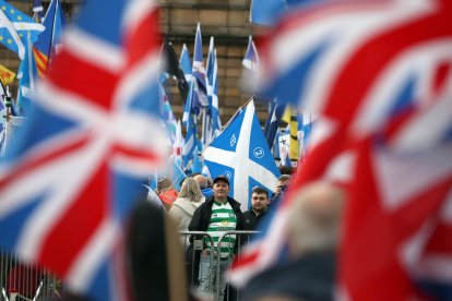  Partidaris i detractors de la independència d’Escòcia en un carrer de Glasgow.