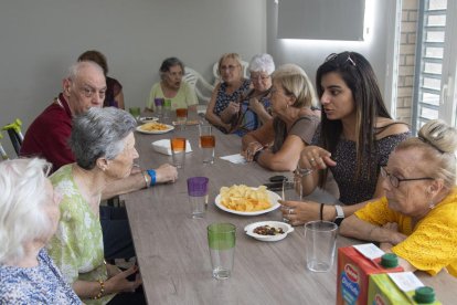 Els usuaris del projecte pilot, en un taller de còctels ahir al migdia al local social d’Altet.