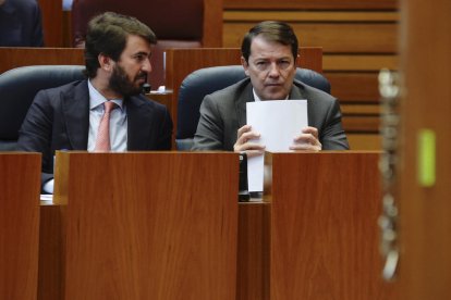 El presidente de la Junta de Castilla y León, Alfonso Fernández Mañueco (d), ha apelado este miércoles a la moderación en el debate político y ha asegurado que aquellos asuntos que no respondan a los problemas de la ciudadanía los va a tratar 