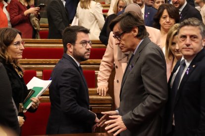 Pere Aragonès y Salvador Illa en el Parlament en noviembre.