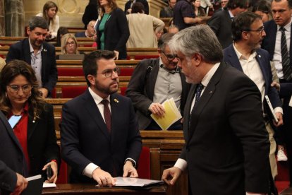 El president de la Generalitat, Pere Aragonès, i el president del grup parlamentari de Junts, Albert Batet, parlen després d'una sessió de control al Parlament