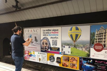 El edil de Turismo, Jordi Mas, escaneando el QR en Barcelona. 