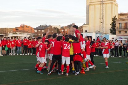 Els jugadors de l’Artesa celebren la primera posició al final de la primera fase, al vèncer el Linyola.