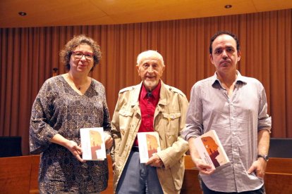 L'escriptor Josep Vallverdú, el periodista Francesc Canosa i la coordinadora editorial de Fonoll, Anna Pérez Mir, en la presentació del llibre 'Tu, Vallverdú. Entrevista a una vida', a la Paeria de Balaguer.