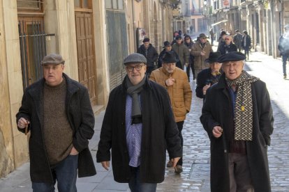 Los participantes ayer durante la procesión. 