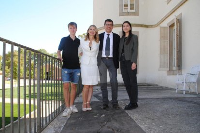 Tomàs Cusiné i Mireia González Antó, amb els seus fills, al davant de la casa-palau del Castell del Remei.