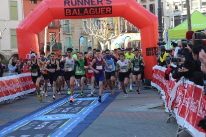 Imagen de la salida de la Mitja Marató de Balaguer, en la plaza Mercadal de la ciudad.