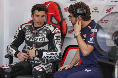 Marc Márquez, ayer en box de Honda, hablando con uno de los técnicos del equipo.