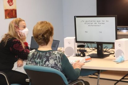 Emma Rodero, a l'esquerra de la imatge, amb una de les participants a l'estudi.