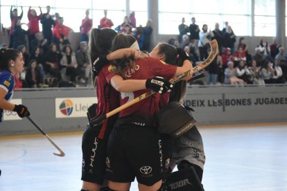 Jugadoras del Alpicat celebran uno de los goles que marcaron ayer ante el Voltregà.