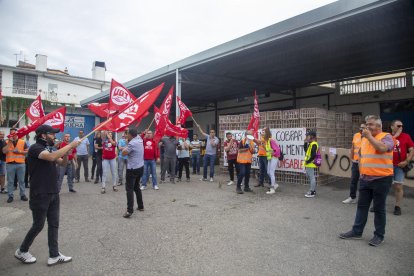 La plantilla es va concentrar davant l’escorxador, a Agramunt.