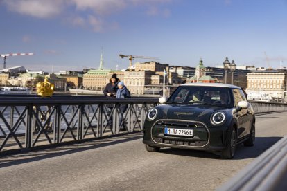 El 0 emissions ofereix la mateixa agilitat als revolts que ha atret els conductors de Mini durant generacions.