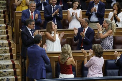 Armengol mostra la seua alegria mentre rep l’aplaudiment de Pedro Sánchez, Patxi López i Montse Mínguez, entre d’altres.