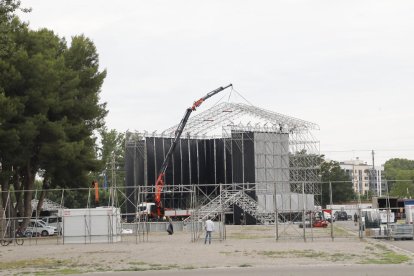 Treballs de muntatge de la coberta de l’escenari principal, ahir al recinte de les Firetes de Lleida.