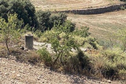 La fossa sèptica de Montornès aboca les aigües en un camí.