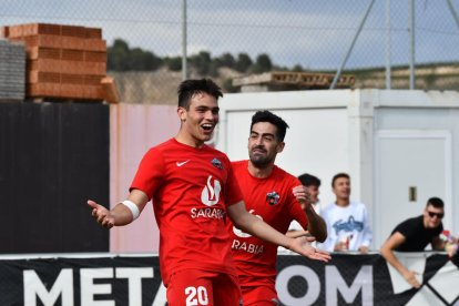 Àlex Gutiérrez celebra el segundo tanto de los leridanos.