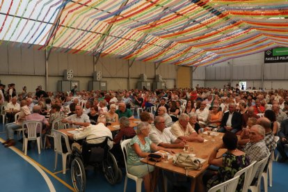 Alcarràs. El pavelló municipal va acollir un acte d’homenatge a la gent gran amb ball.