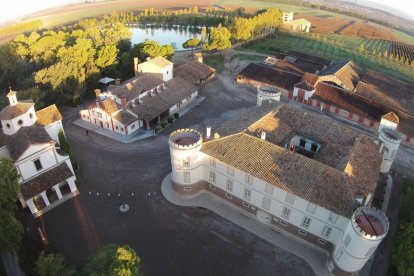 Tomàs Cusiné i Mireia González Antó, amb els seus fills Sira i Armand.