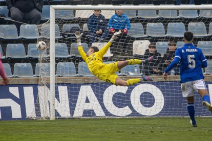 Iñaki Álvarez no va poder evitar l’empat de Koleosho, que va enviar la pilota directa a l’escaire.