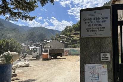 Avanzan las obras del 'patio verde' de la escuela de Llavorsí